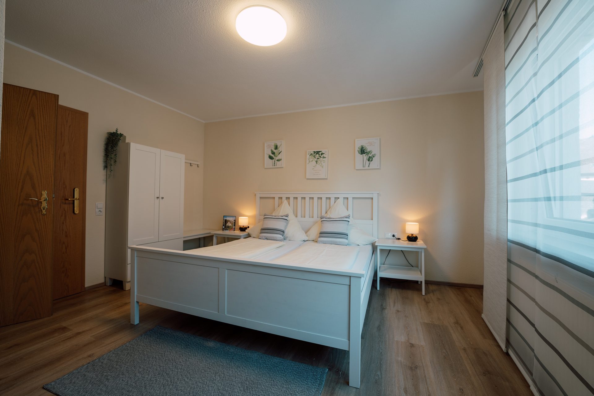 Doppelzimmer mit grüner Akzentwand