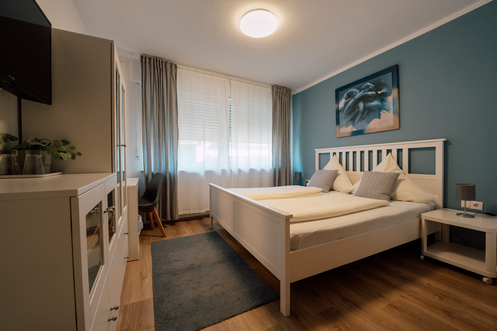 Doppelzimmer mit blauer Akzentwand